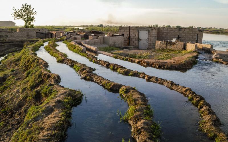 Het water van de Eufraat voedt een irrigatiesysteem in Syri